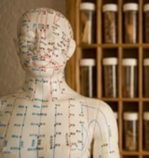 Acupunctuurnaalden op specifieke acupunctuurpunten tijdens behandeling
